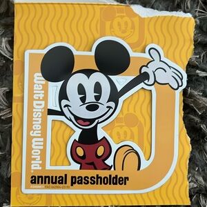 Walt Disney World Annual Passholder Magnet - Mickey